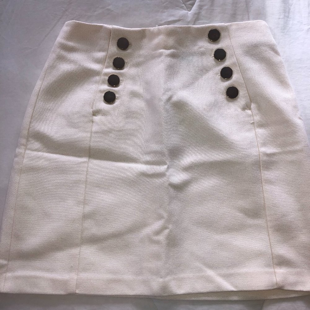 Womens cream colored mid-thigh length skirt.